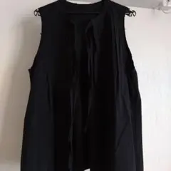 黒いプリーツノースリーブベスト