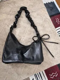 美品　ハンドバッグ　リボン　レザー調　ブラック
