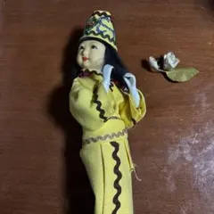 【人形・置物】黄色い和服の人形と花の飾り