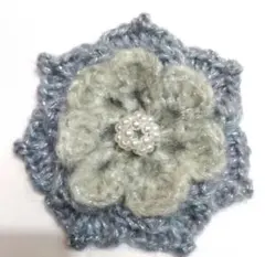 ハンドメイド　コサージュ　　花　　　　ラメ入り毛糸アクセサリー　かぎ針編み