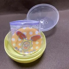 こびとづかん ファンシー刺繍缶バッチ⭐️ホトケアカバネ