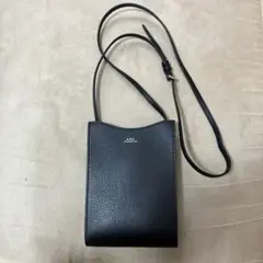 A.P.C. ブラックレザーショルダーバッグ