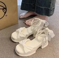 リボン付きホワイトサンダル