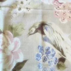 花柄と鳥のデザインの綿混合生地