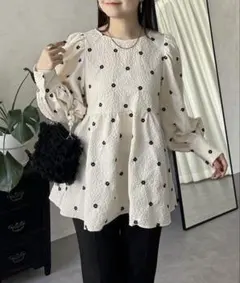 み*く様 フラワー刺繍パフスリーブペプラムブラウス