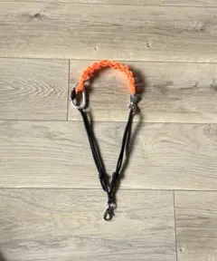 スマホハンドストラップ　パラコード　カラビナ　自在付き　オレンジ　落下防止