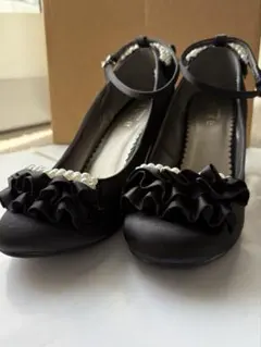 アクシーズファム　黒 フリル パールつき　パンプス