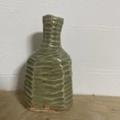 緑色の陶器瓶