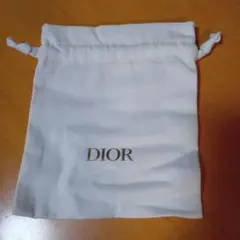 ホワイトの巾着型バッグリ