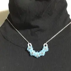 ハンドメイドアクセサリー　水色　ネックレス　スワロフスキー　ビーズアクセサリー