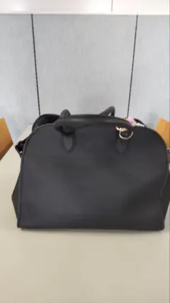 黒いシンプルなハンドバッグ