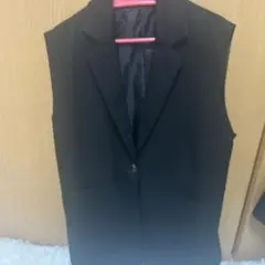 黒のノースリーブテーラードベスト