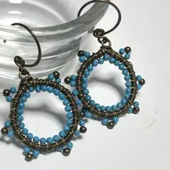 青いビーズのフープピアス