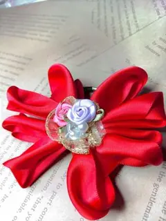 バラとパール風ビーズの花束モチーフのリボンヘアゴム