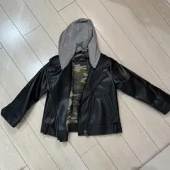 黒いライダースジャケット グレーのフード付き
