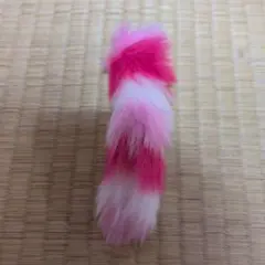 ピンクと白のファーキーホルダー