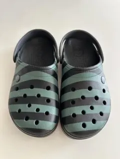 Crocs ブラック/グリーンストライプ サンダル24cm