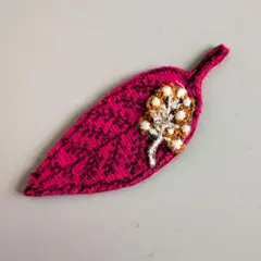 A 619 ミナペルホネン ブローチアクセサリー　ハンドメイド希少