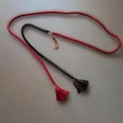 赤と黒のタッセル付き帯締め