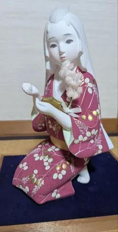 着物姿の陶器製人形 花付き