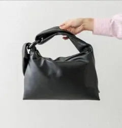 未使用 イアパピヨネ 牛革 樹脂パーツ トライアングルバッグ 黒 フォーマル