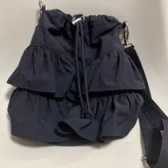 フリル付き黒ショルダーバッグ