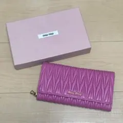 MIUMIU 長財布 マテラッセ 赤ピンク 箱付きのサムネイル