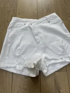 新品　LIP SERVICE ホワイト　ダメージショートパンツのサムネイル