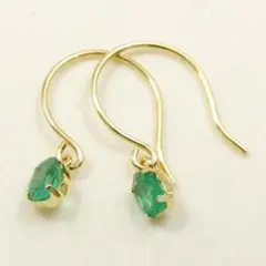 フックピアス　エメラルドが1粒ゆれるシンプルピアス　K18YG