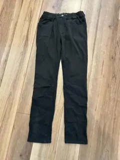 黒いスリムフィット長ズボン