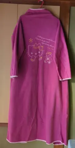 ハローキティ　着る毛布　西川リビング