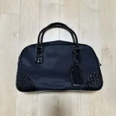黒のクロコダイル風バッグ