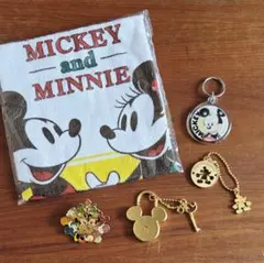 ミッキーマウス ディズニーグッズセット　キーホルダー ピンバッジ タオル