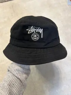 Stussy バケットハット 黒 刺繍ロゴ ストリート 人気 定番