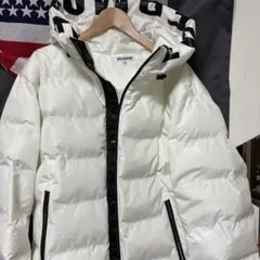 ホワイト ダウンジャケット ロゴ入り