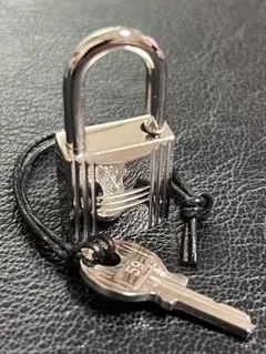 極美品】HERMES エルメス カデナ 南京錠＆鍵1本 シルバー 114番 - メルカリ