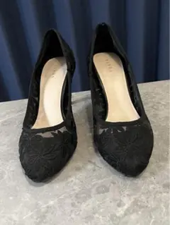 刺繍入り黒ポインテッドトゥハイヒール
