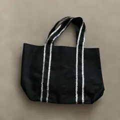 黒いキャンバストートバッグ