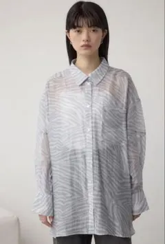 AZUL BY MOUSSY バックスリット総柄シアーシャツ