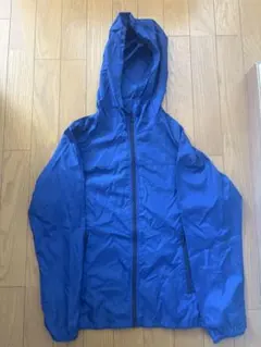 青いフード付きジャケット