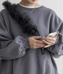 スマホストラップ　ブラック　フリル