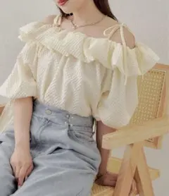 クリーム色 オフショルダー フリルトップス