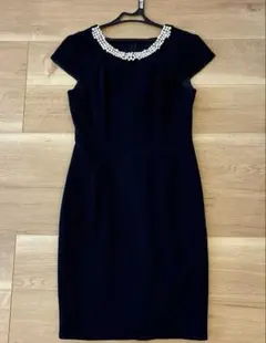 ジャスグリッティー　　紺色の膝丈ワンピースです。