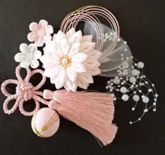 つまみ細工の髪飾り 薄ピンクの二重半くす、タッセル、ちりめん玉他 成人式 卒業式