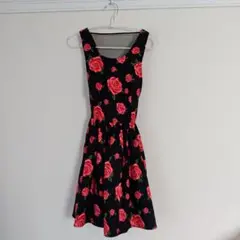 FOREVER21ノースリーブひざ丈ワンピース 黒地に赤いバラ