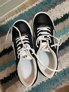 ラウンドワン　ブラック/ホワイト スニーカー　25