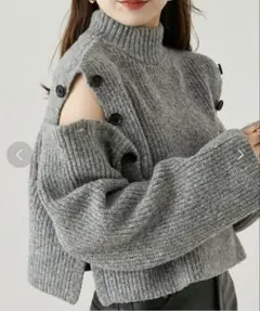 chico ハイネックショルダースリットニット