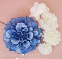 ロイヤルブルーのダリアに白のピンポンマムと紫陽花の髪飾り