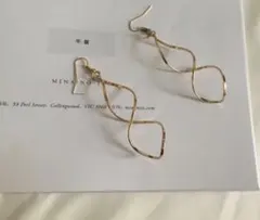 【数量限定】ねじれ ピアス ゴールド スパイラル 揺れるピアス 海外