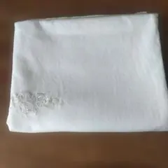 綿毛布　白地に花のワンポイント刺繍